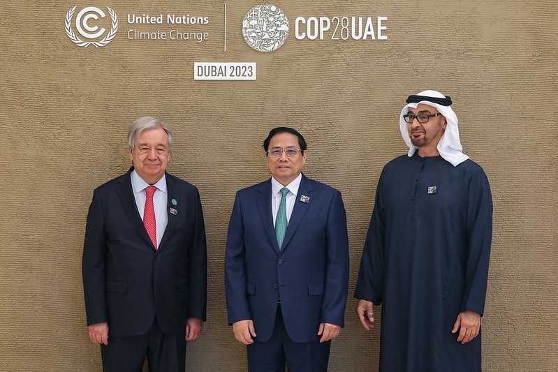 Tổng thống UAE Mohamed bin Zayed Al Nahyan và Tổng Thư ký Liên Hợp Quốc António Guterres đón Thủ tướng Phạm Minh Chính dự Hội nghị Thượng đỉnh hành động khí hậu thế giới trong khuôn khổ Hội nghị các bên tham gia Công ước khung về biến đổi khí hậu lần thứ 28 (COP28) - Ảnh: VGP/Nhật Bắc