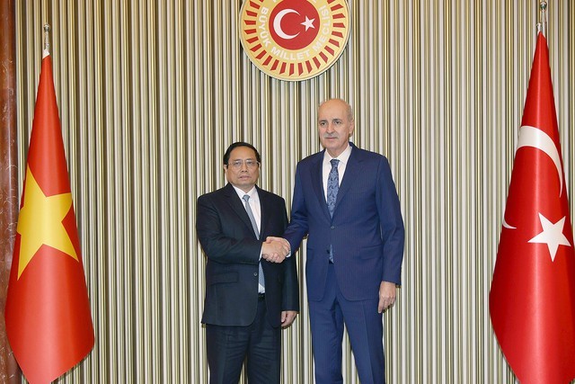 Thủ tướng Chính phủ Phạm Minh Chính và Chủ tịch Quốc hội Thổ Nhĩ Kỳ Numan Kurtulmus - Ảnh: VGP/Nhật Bắc