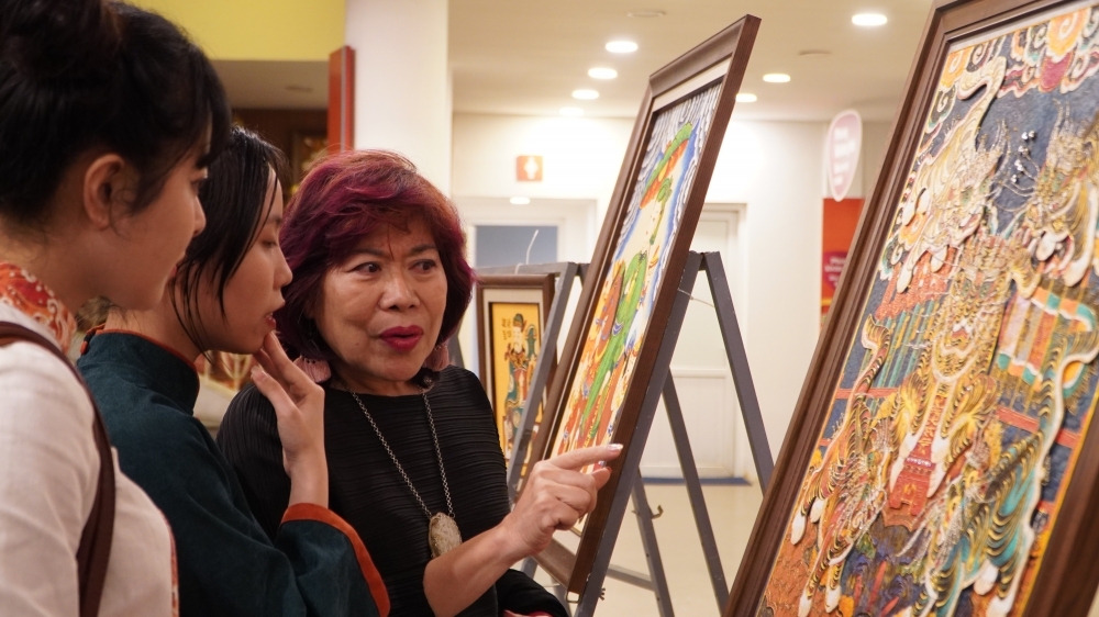 Giới trẻ thích thú với chất liệu văn hóa truyền thống