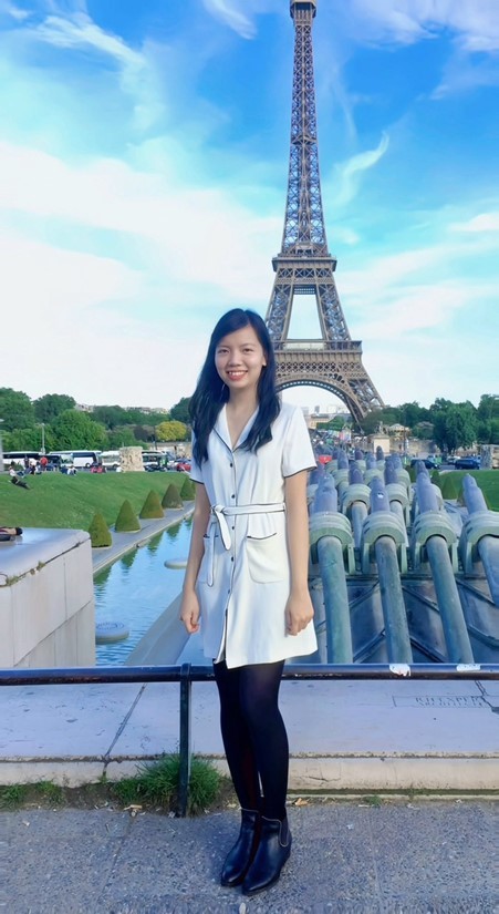 ê Thanh Thúy tại tháp Eiffel, thủ đô Paris, Pháp