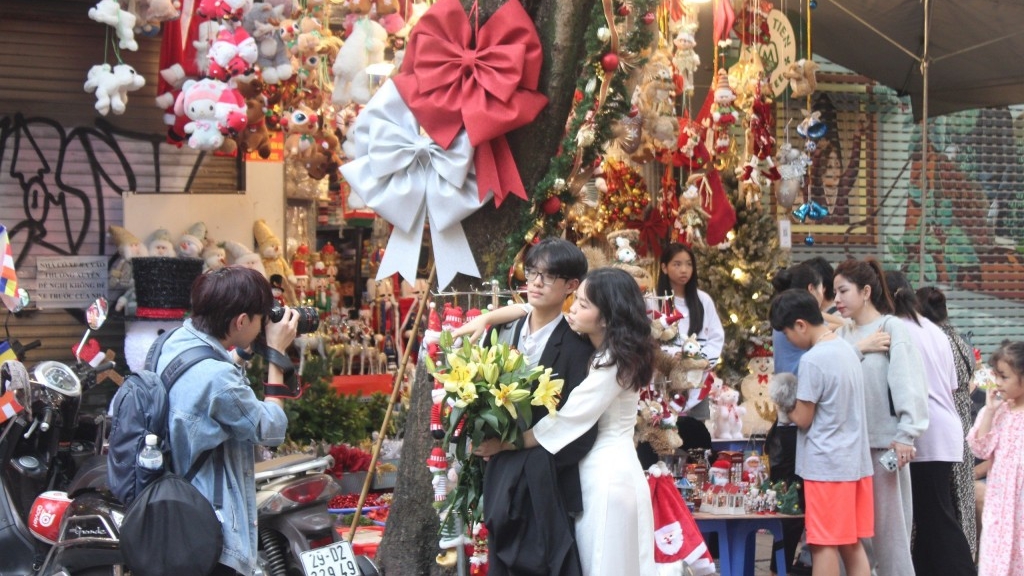 Giới trẻ đua nhau “check - in” Giáng sinh sớm