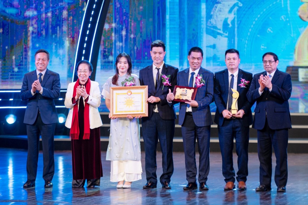 Thủ tướng Phạm Minh Chính trao giải Nhất giải thưởng Nhân tài Đất Việt cho các tác giả, nhóm tác giả xuất sắc - Ảnh: VGP/Nhật Bắc