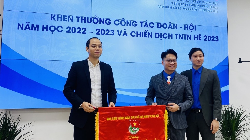 Học viện Tài chính được nhận cờ thi đua xuất sắc
