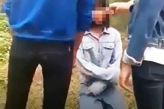 Nghệ An: Nữ sinh bị bạn bắt quỳ gối chịu đòn