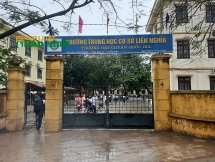 Phạt học sinh ăn thạch trong nhà vệ sinh, giáo viên bị đuổi việc