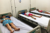 Hơn 60 học sinh nhập viện cấp cứu sau bữa trưa tại trường