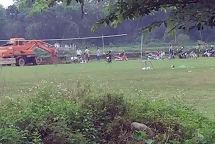 Hai cán bộ bị kỷ luật vì chỉ đạo chôn lợn chết do dịch ở giữa sân bóng