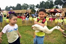 Thích thú với trò chơi bịt mắt bắt vịt, đập niêu tại Hoàng Thành Thăng Long
