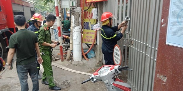 Hà Nội: Cứu 9 người dân thoát khỏi đám cháy trên phố Lạc Trung
