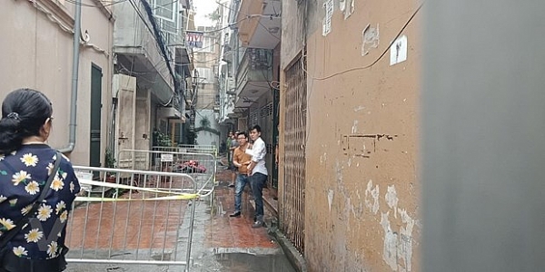 cuu 9 nguoi dan thoat khoi dam chay tren pho lac trung