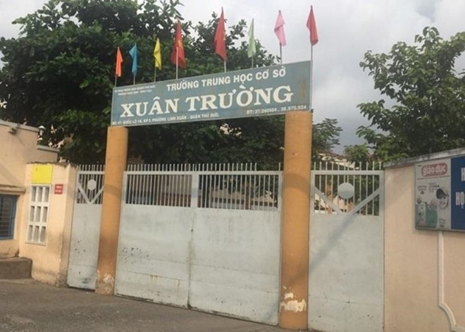 Nam sinh bị đánh hội đồng trong sân trường