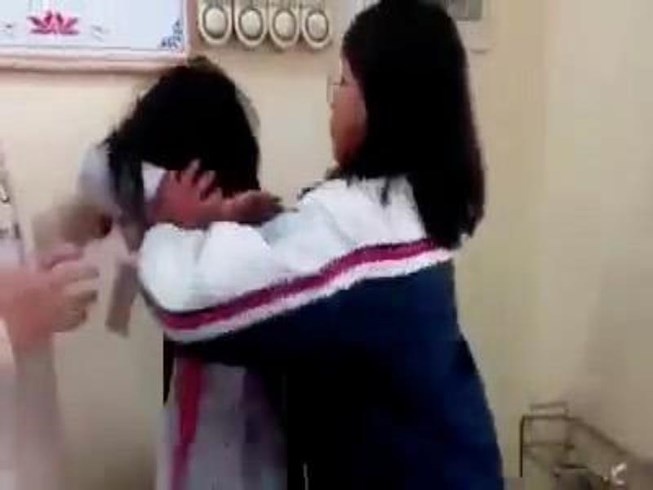 Xác minh vụ nữ sinh bị bạn túm tóc, đánh hội đồng tại Quảng Ninh