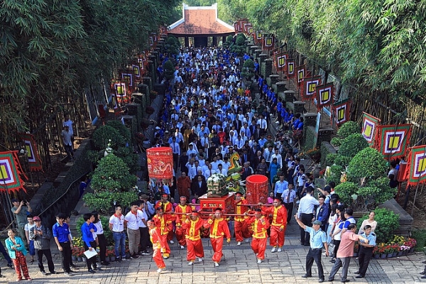 nuom nuop nguoi chen chan dang huong ngay gio to hung vuong