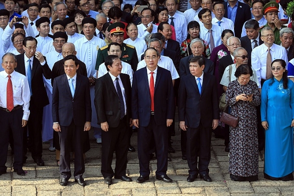 nuom nuop nguoi chen chan dang huong ngay gio to hung vuong