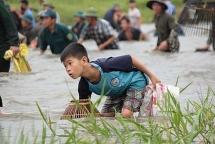 ha tinh xan quan ao mang nom di du le hoi bat ca dong hoa