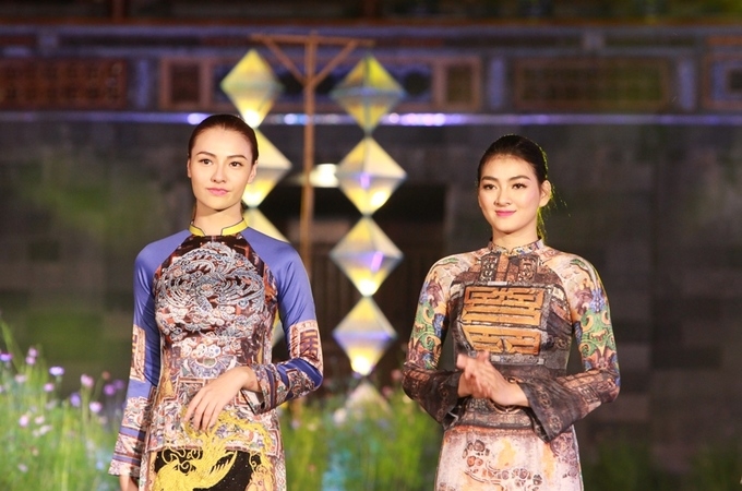 chiem nguong ao dai tren con duong di san tai cong ngo mon