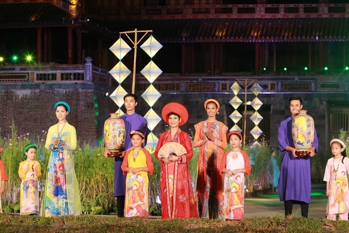 chiem nguong ao dai tren con duong di san tai cong ngo mon