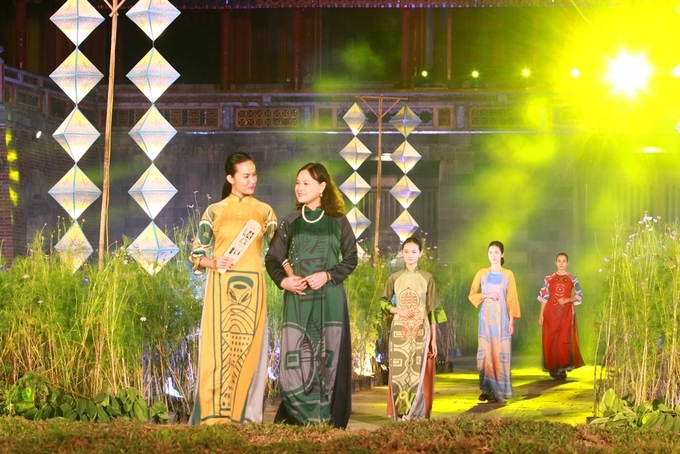 chiem nguong ao dai tren con duong di san tai cong ngo mon