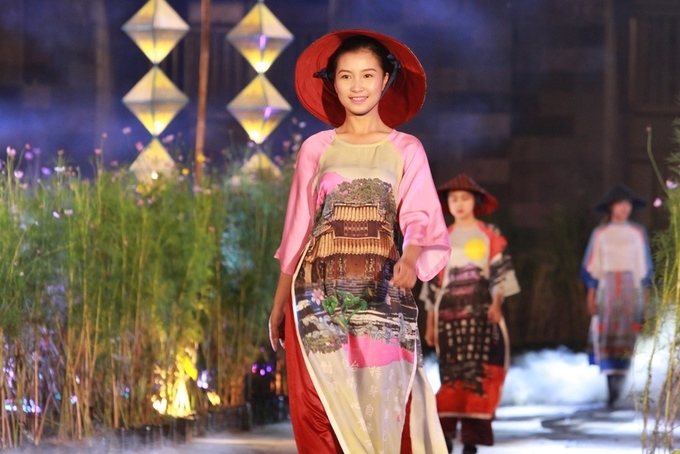 chiem nguong ao dai tren con duong di san tai cong ngo mon