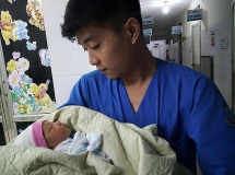 Hà Nội: Bé trai sơ sinh bị bỏ rơi trong thùng rác trong đêm mưa dông