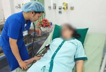 Cứu du khách nước ngoài uống 30 viên Paracetamol