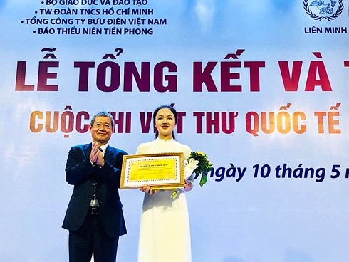 Trao giải nhất viết thư quốc tế UPU lần thứ 48 cho nữ sinh Hải Dương