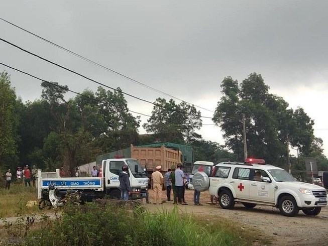 Thừa Thiên - Huế: Ô tô ben kéo lê xe máy, 2 người tử vong