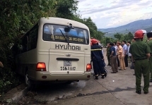 Xe khách tông vào vách núi, 14 sinh viên nước ngoài bị thương