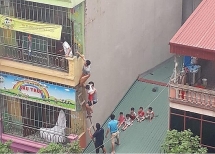 Hà Nội: Cháy trường mầm non, người dân dùng thang tre cứu hàng chục cháu nhỏ