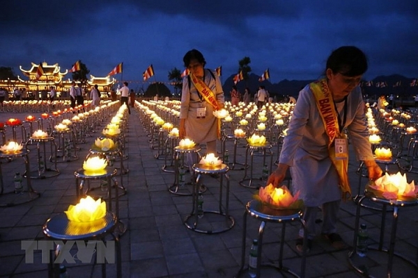 lung linh dai le hoa dang cau hoa binh the gioi tai chua tam chuc