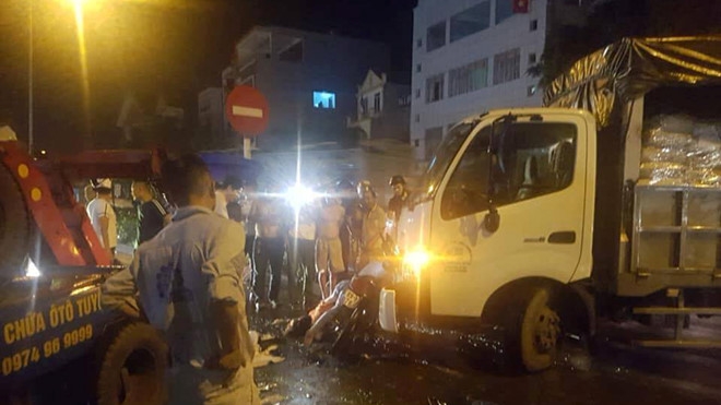 Xe cứu hộ tông xe máy, người phụ nữ bị thương, 3 cháu nhỏ nguy kịch