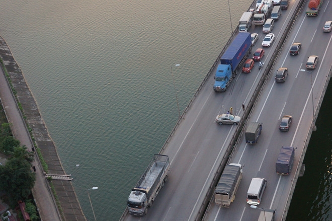 Hà Nội: Va chạm giữa 2 ô tô, đường vành đai 3 trên cao ùn tắc nghiêm trọng