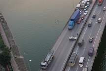 Hà Nội: Va chạm giữa 2 ô tô, đường vành đai 3 trên cao ùn tắc nghiêm trọng