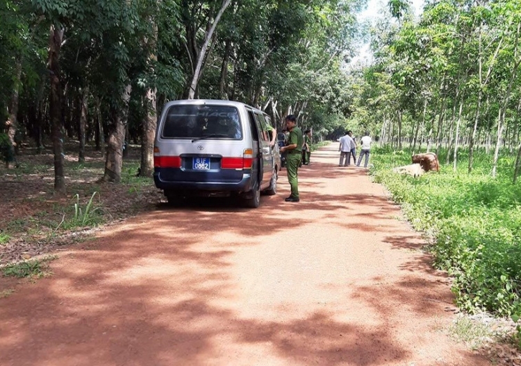 Vụ giết người giấu xác trong thùng nhựa: Cảnh sát vào rừng cao su tìm manh mối