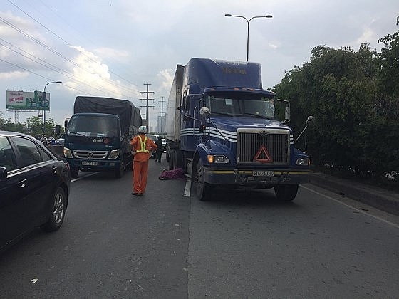 nghi van nguoi dan ong ngoai quoc lao vao container tu tu