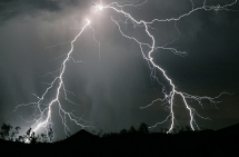 Sét đánh trúng hai học sinh đang chơi đá bóng, một em tử vong tại chỗ