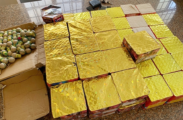 CSGT Bắc Giang bắt đối tượng dùng ô tô vận chuyển pháo lậu