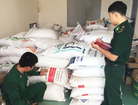 Bắt giữ gần 1 tấn đường cát nhập lậu từ Campuchia về Việt Nam