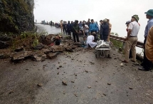 Sạt lở đá đèo Mã Pì Lèng khiến du khách nước ngoài bị thương