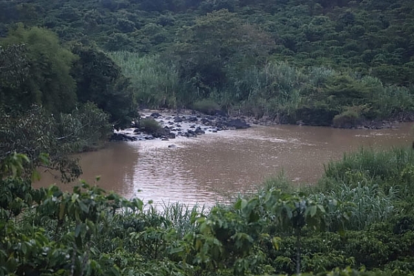 ru nhau ra song tam anh em ruot cung duoi nuoc tu vong