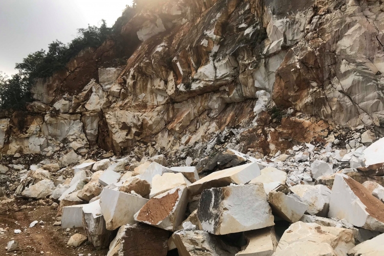 Nghệ An: Công nhân tử vong khi chuẩn bị nổ mìn tại mỏ đá