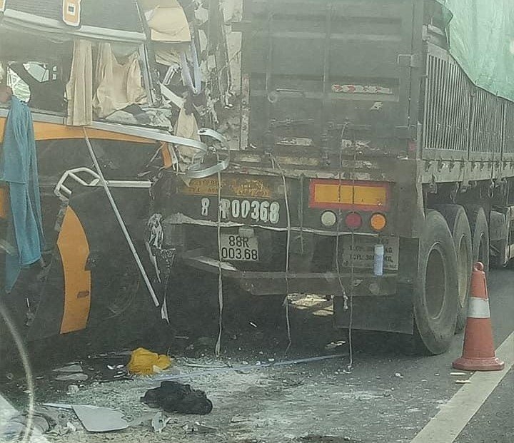 Ô tô giường nằm tông xe đầu kéo trên cao tốc Nội Bài - Lào Cai, 5 người nhập viện