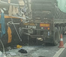 Ô tô giường nằm tông xe đầu kéo trên cao tốc Nội Bài - Lào Cai, 5 người nhập viện