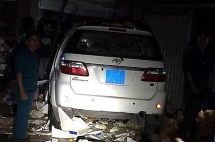 Xe CSGT lao lên vệ đường tông chết người đàn ông bán hoa quả