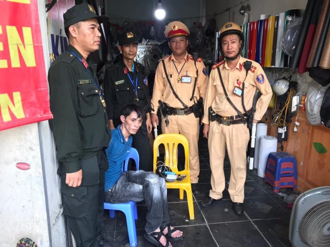 CSGT Hà Nội khống chế đối tượng mang ma túy đang bỏ trốn trên phố
