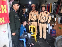 CSGT Hà Nội khống chế đối tượng mang ma túy đang bỏ trốn trên phố