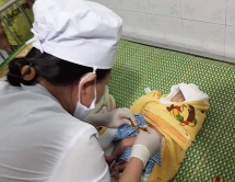 Xót xa bé sơ sinh bị bỏ trong túi nilon treo trên xe máy