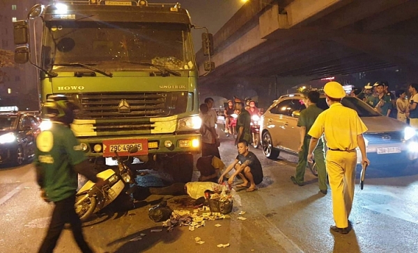 ha noi bi cuon vao gam xe tai khi dung den do 2 nguoi thuong vong