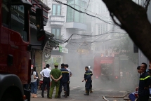 Hà Nội: Khách sạn trên phố Cổ bốc cháy, hàng chục người tháo chạy