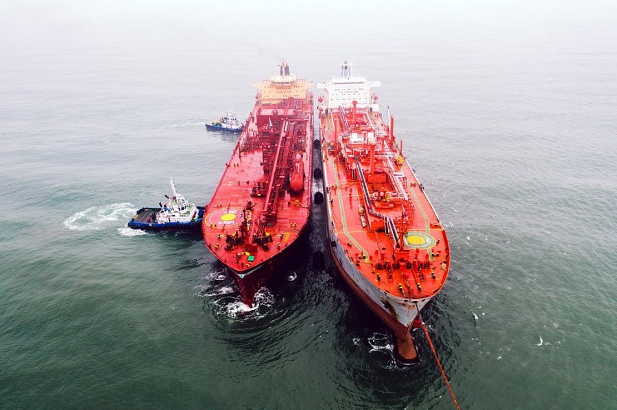 Tàu kho nổi Viet Dragon 68 (bên phải) tiếp nhận chuyến LPG lạnh mở đầu năm 2022